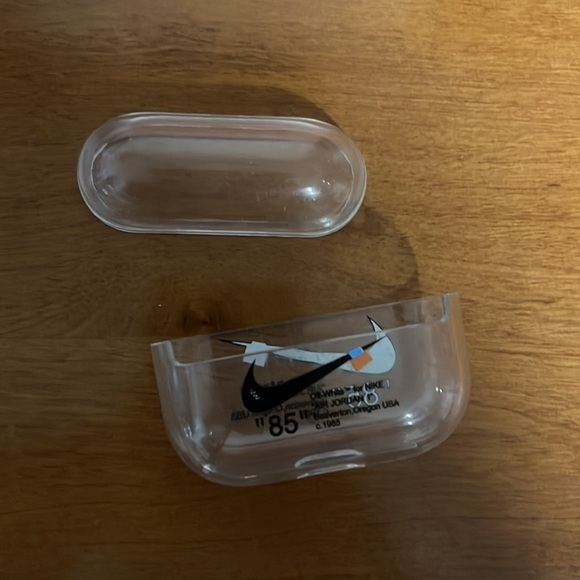 AirPods Pro Gen 1 Case - Picture 2 of 2